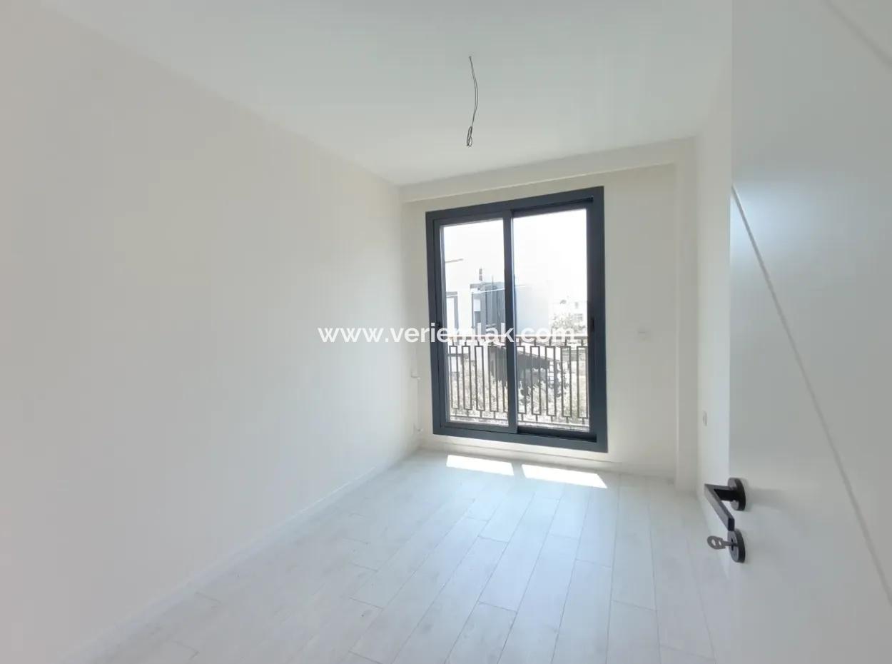 Einzigartige Freistehende Maisonette-Villa In Der Nähe Des Meeres In Seferihisar Akarca!