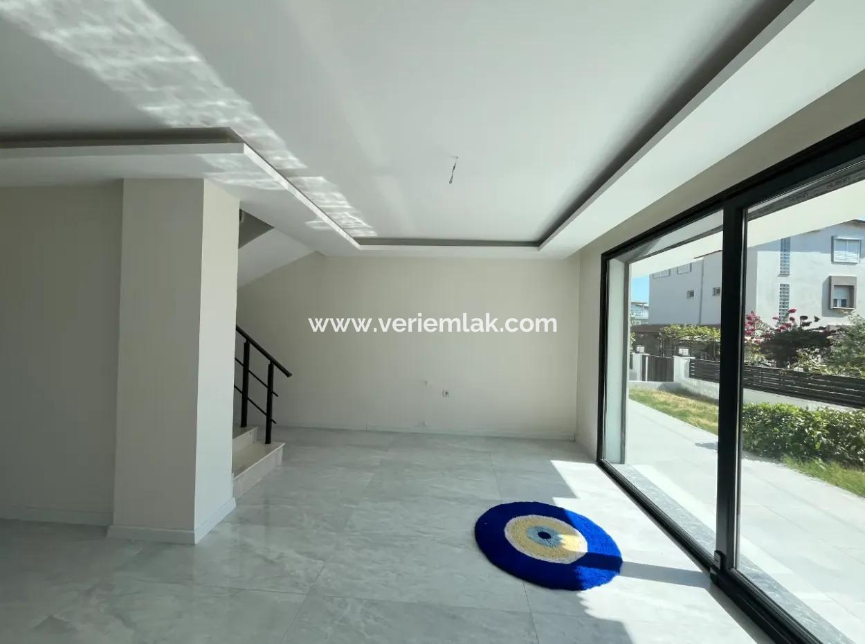 Einzigartige Freistehende Maisonette-Villa In Der Nähe Des Meeres In Seferihisar Akarca!