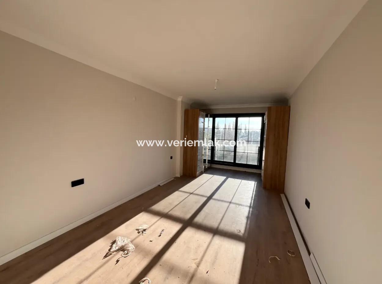 108 M² 2 1 Wohnung Zum Verkauf In Der Seferihisar-Kusadasi Road, Großer Balkon Und En-Suite Badezimmer