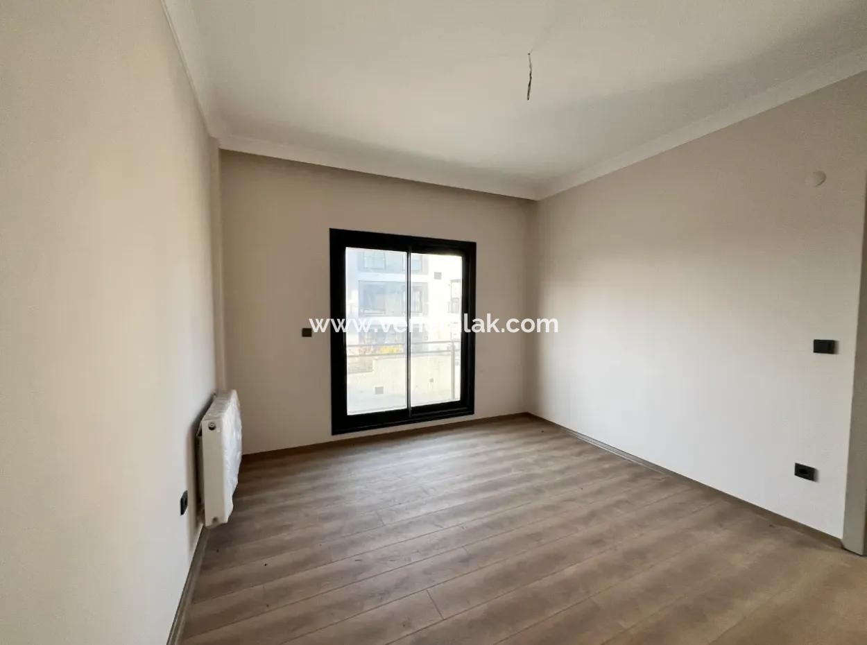 2 1 Brandneue Wohnung In Seferihisar Mit Separater Küche, Balkon Und 3 Einbausets!