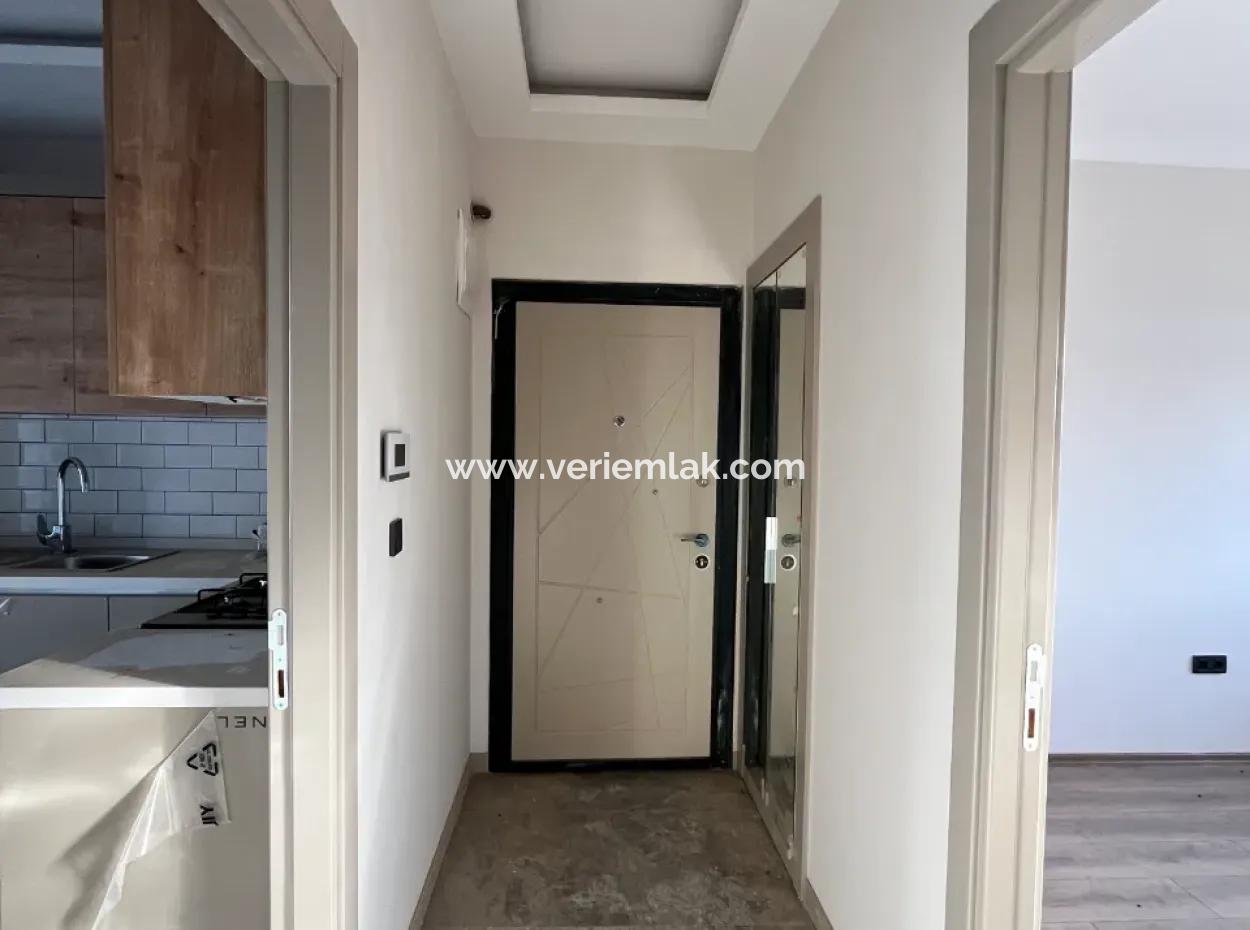 2 1 Brandneue Wohnung In Seferihisar Mit Separater Küche, Balkon Und 3 Einbausets!