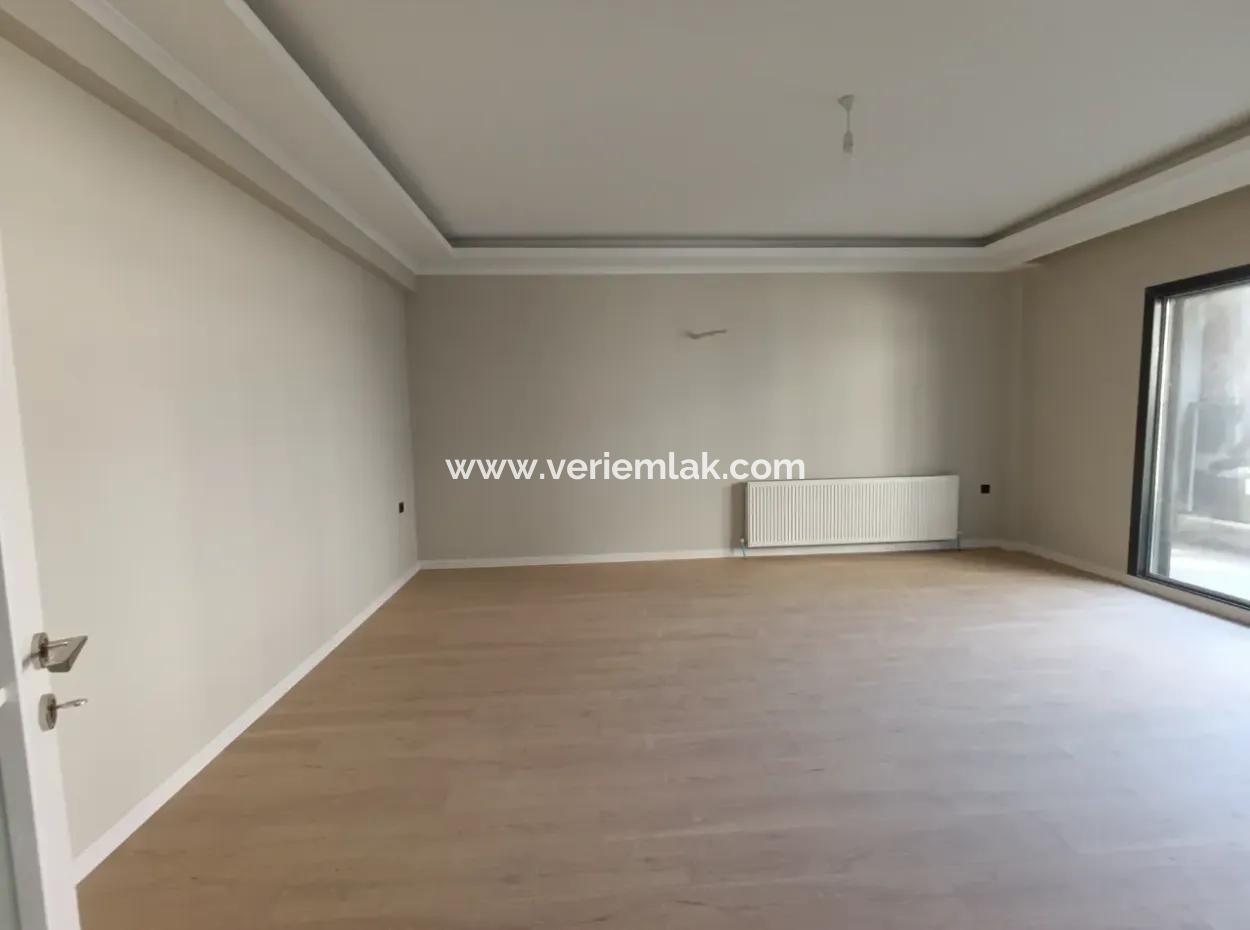 3 1 Geräumige Wohnung Im Zwischengeschoss In Seferihisar Camikebir Mit Garten, Pool Und Sicherheit!