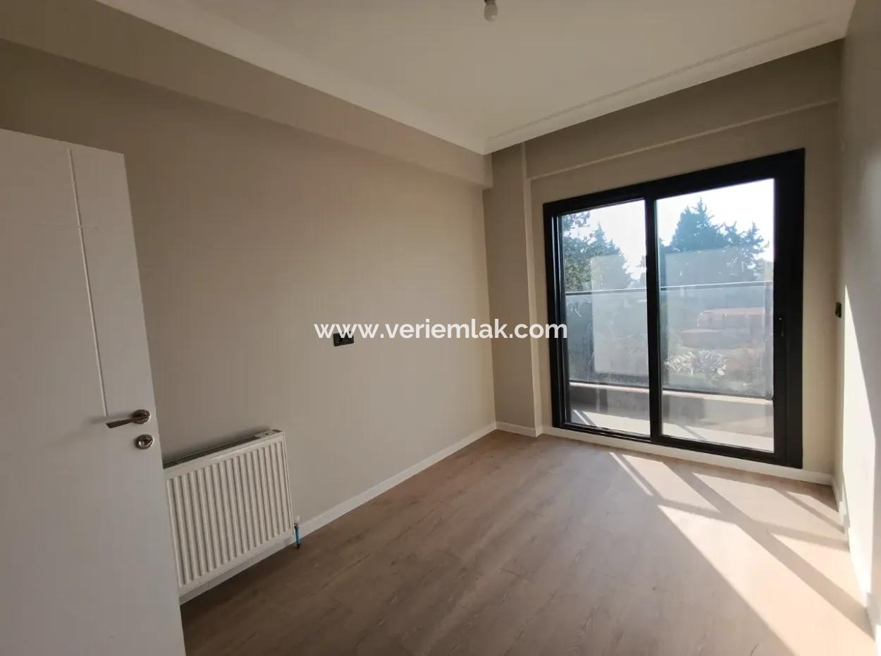 3 1 Geräumige Wohnung Im Zwischengeschoss In Seferihisar Camikebir Mit Garten, Pool Und Sicherheit!