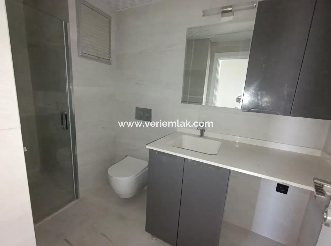 Helles Und Modernes 3-In-1-Apartment Mit Doppelbalkon In Der Kusadasi-Straße, Izmir