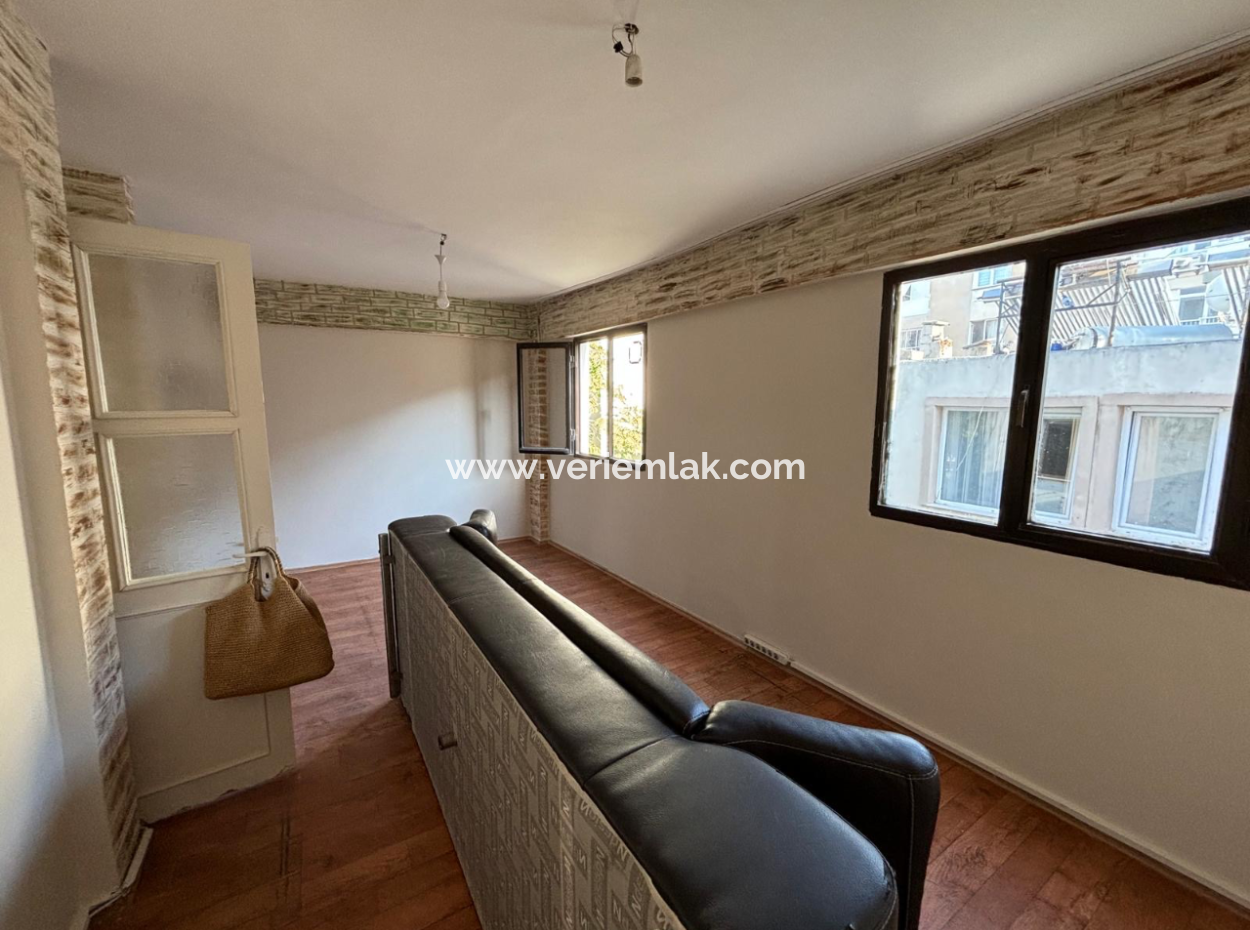 Eine Unumgängliche Gelegenheitswohnung Im 3. Stock In Der Nähe Der Märtyrer Von Zypern In Alsancak!