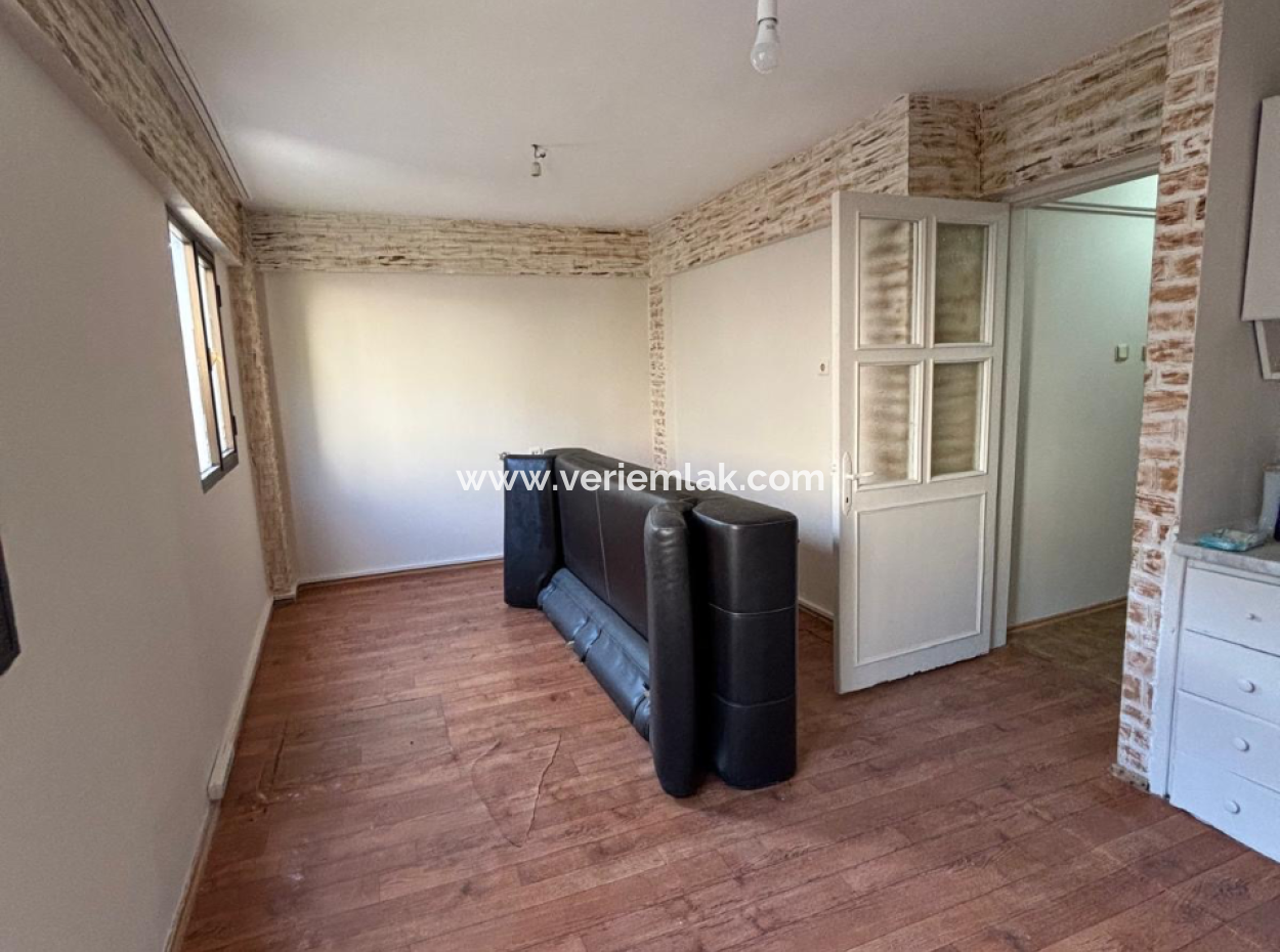 Eine Unumgängliche Gelegenheitswohnung Im 3. Stock In Der Nähe Der Märtyrer Von Zypern In Alsancak!