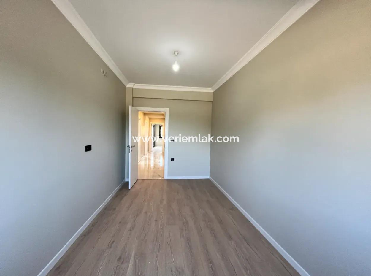 Brandneue 3 1 Wohnung In Einem Komplex Mit Pool In Seferihisar | 140 M² | En-Suite Badezimmer | Separate Küche | Terrasse Mit Aussicht | Große Landschaftsflächen | Geräumiges Wohnen