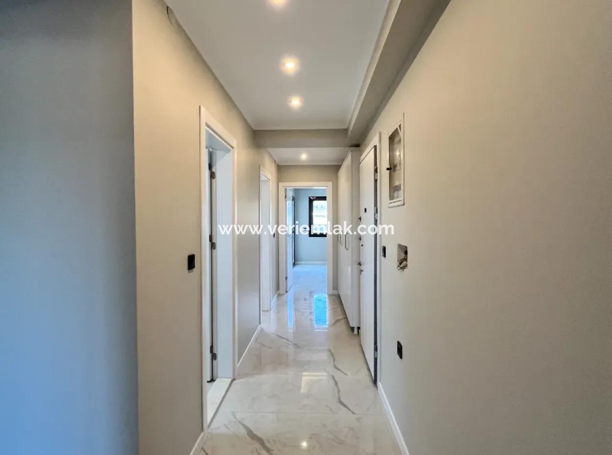 Brandneue 3 1 Wohnung In Einem Komplex Mit Pool In Seferihisar | 140 M² | En-Suite Badezimmer | Separate Küche | Terrasse Mit Aussicht | Große Landschaftsflächen | Geräumiges Wohnen