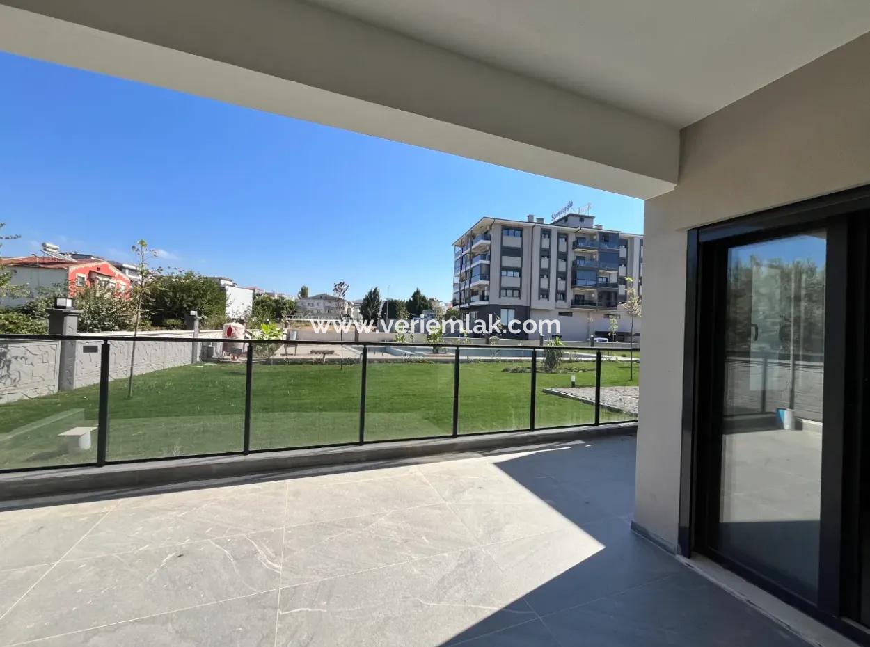 Brandneue 3 1 Wohnung In Einem Komplex Mit Pool In Seferihisar | 140 M² | En-Suite Badezimmer | Separate Küche | Terrasse Mit Aussicht | Große Landschaftsflächen | Geräumiges Wohnen