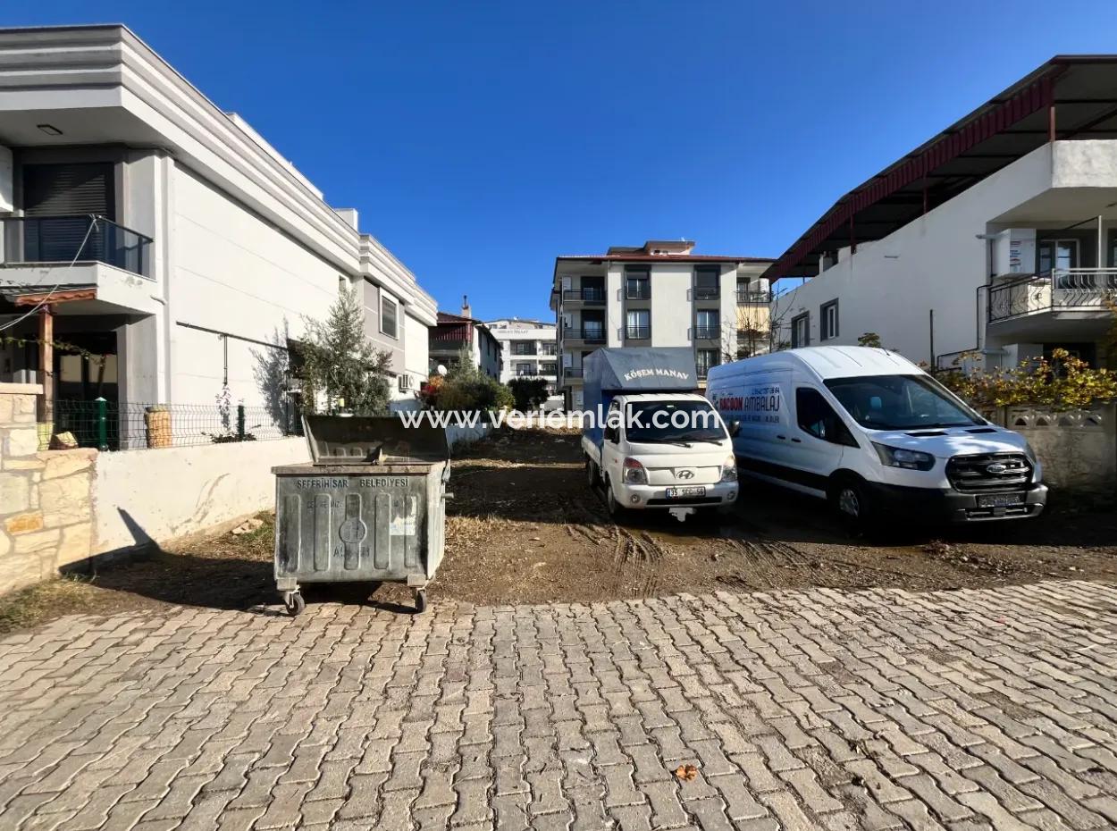 Zentral Gelegenes Grundstück Zum Verkauf In Seferihisar Çolakibrahimbey!