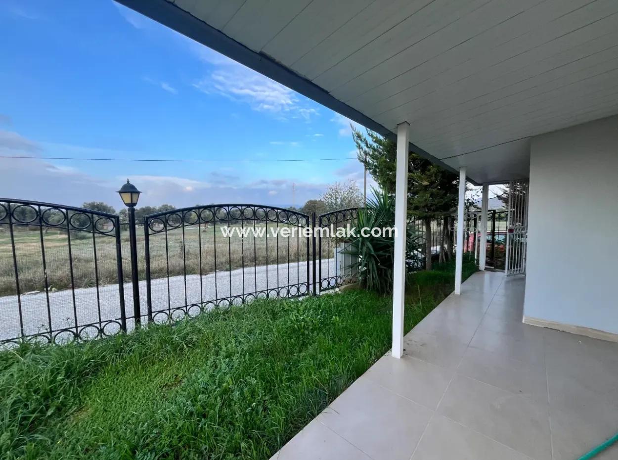 Villa Zu Verkaufen Im Stadtteil Seferihisar Düzce, Zentral Gelegen, Mit Großem Garten Und Terrasse