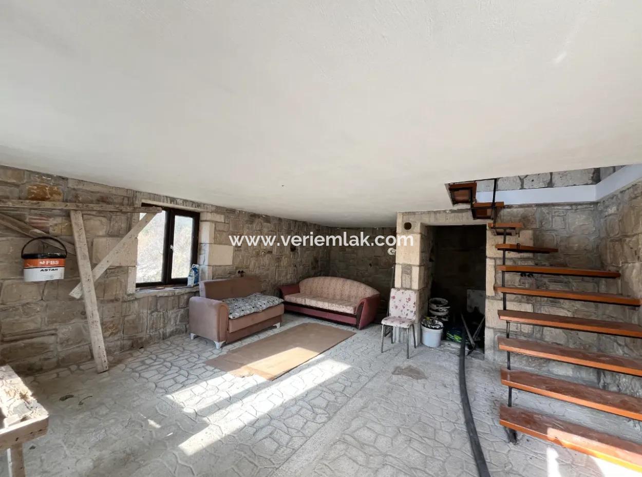 Steinhaus Und Olivenhain Auf 1800 M² Grundstück In Seferihisar Kavakdere