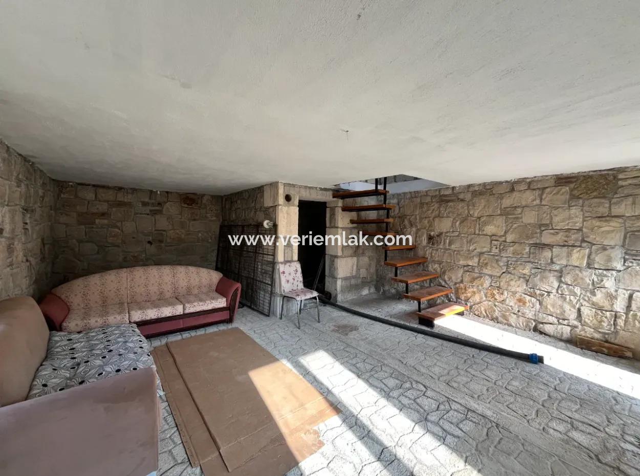 Steinhaus Und Olivenhain Auf 1800 M² Grundstück In Seferihisar Kavakdere