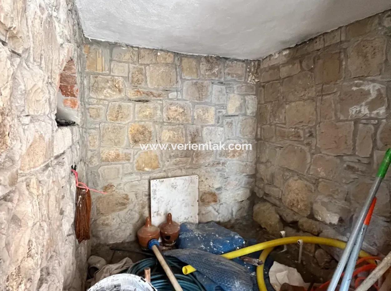 Steinhaus Und Olivenhain Auf 1800 M² Grundstück In Seferihisar Kavakdere