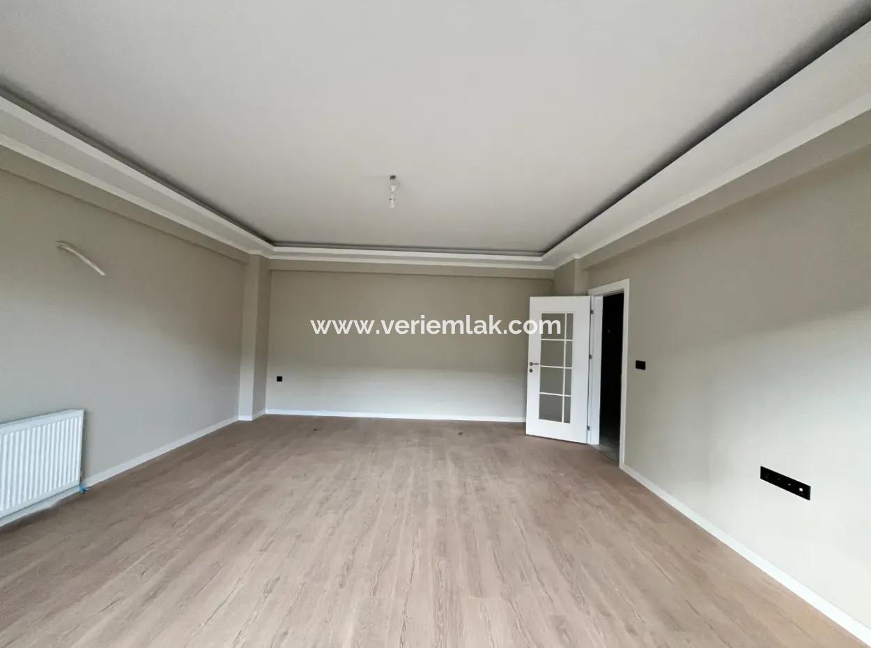 3 1 Geräumige Wohnung Im Zwischengeschoss In Seferihisar Camikebir Mit Garten, Pool Und Sicherheit!