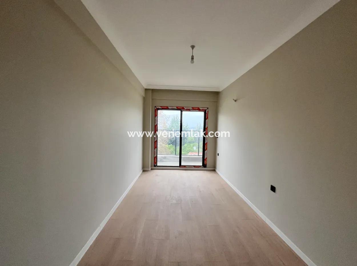 3 1 Geräumige Wohnung Im Zwischengeschoss In Seferihisar Camikebir Mit Garten, Pool Und Sicherheit!