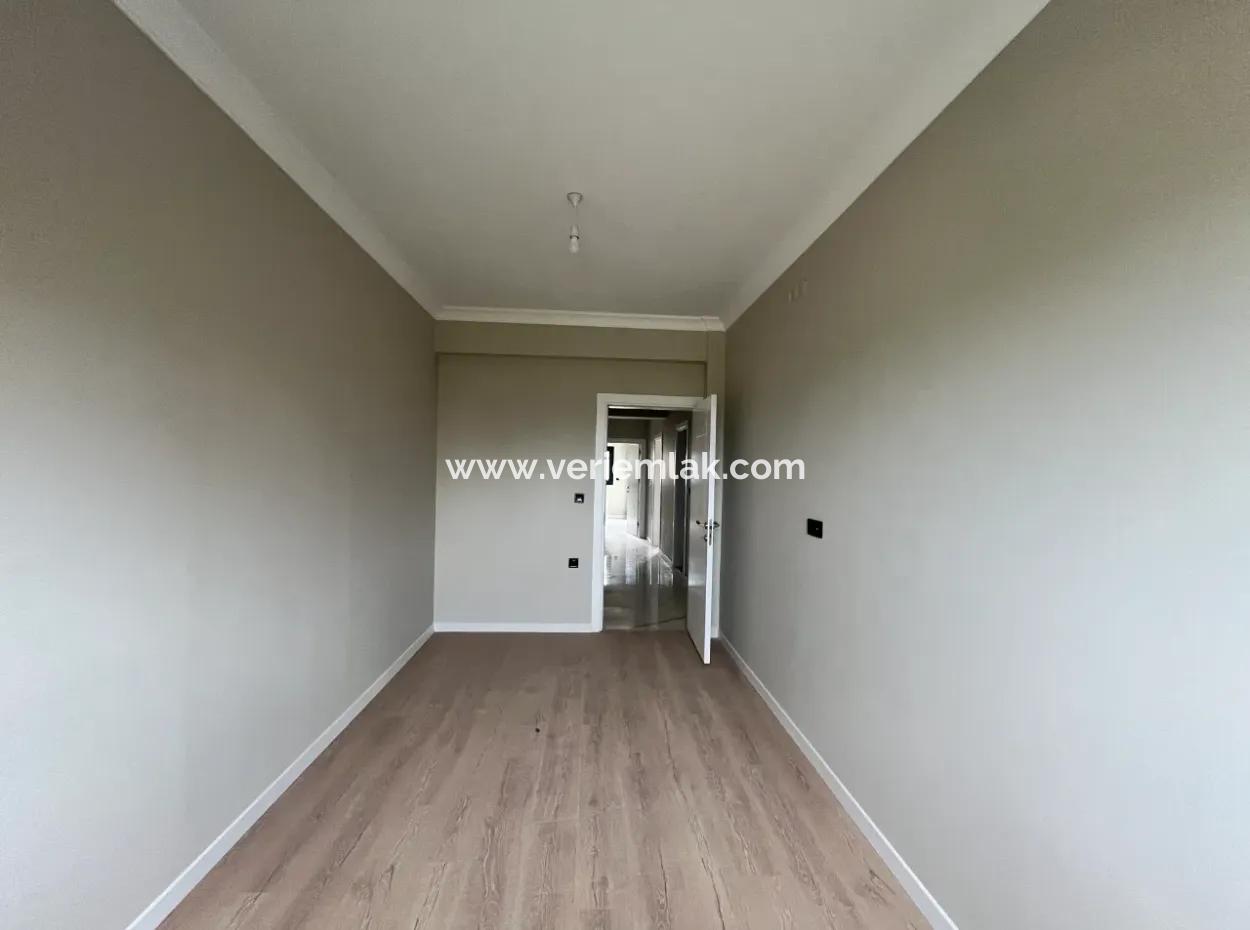 3 1 Geräumige Wohnung Im Zwischengeschoss In Seferihisar Camikebir Mit Garten, Pool Und Sicherheit!