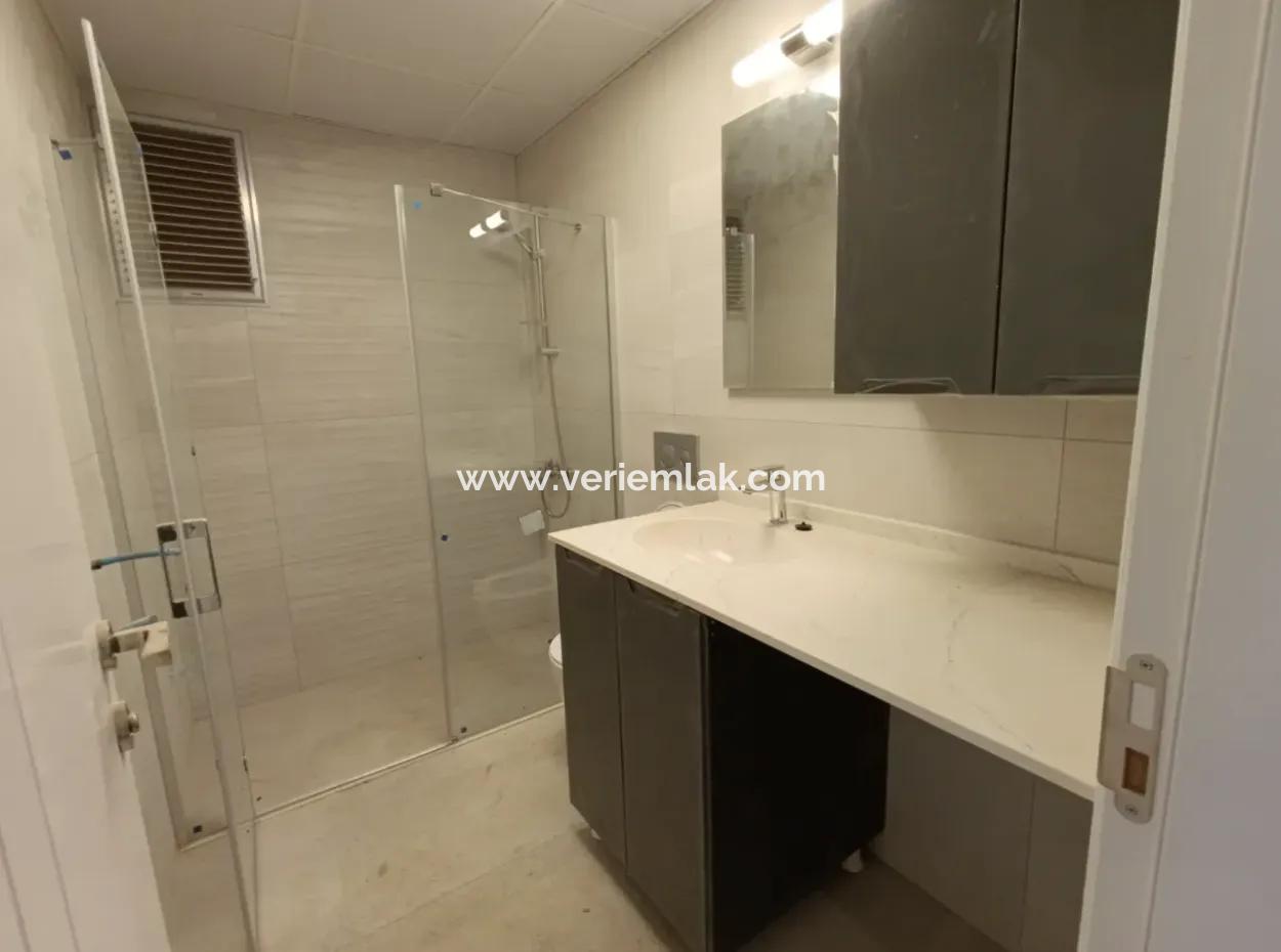 3 1 Geräumige Wohnung Im Zwischengeschoss In Seferihisar Camikebir Mit Garten, Pool Und Sicherheit!