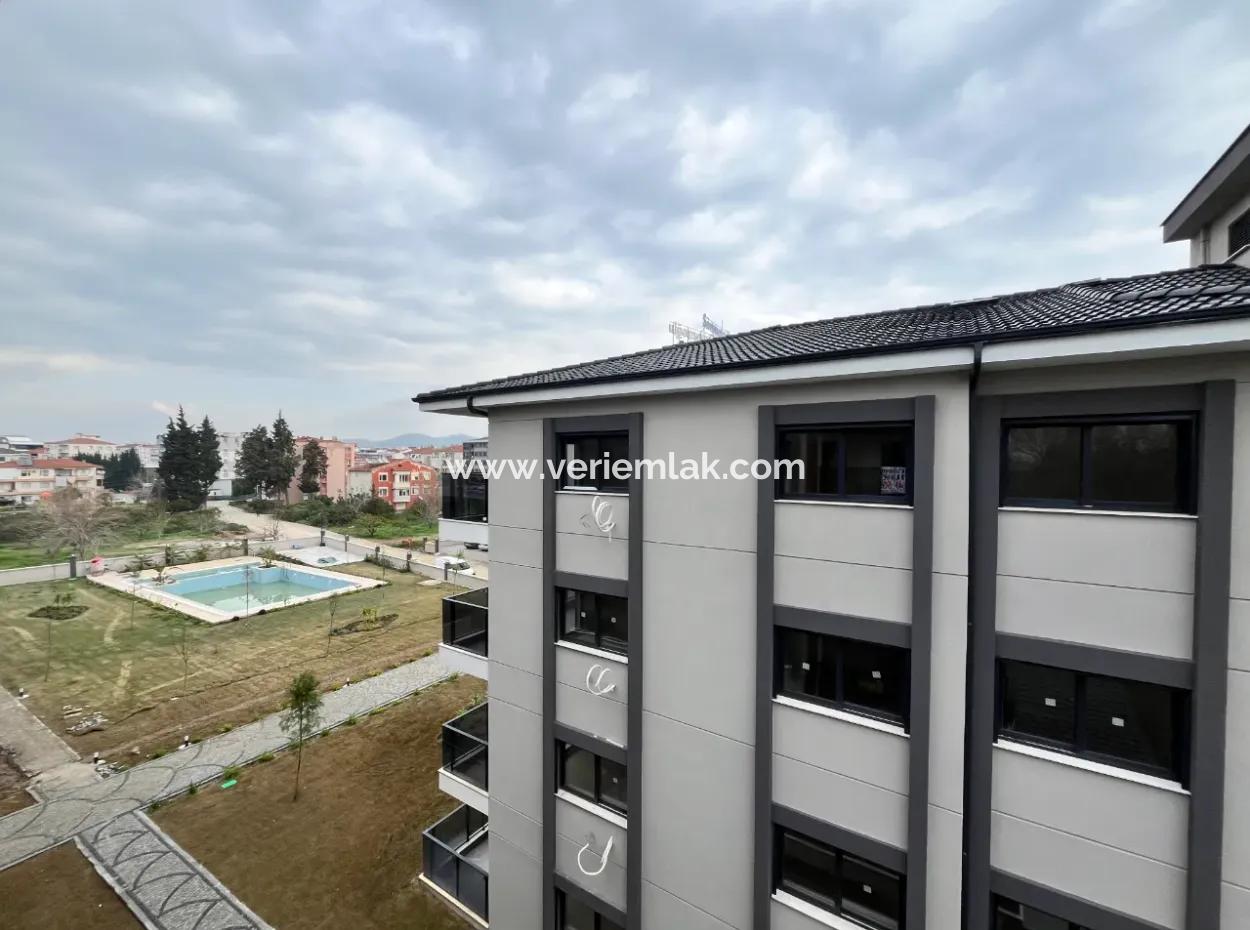 3 1 Geräumige Wohnung Im Zwischengeschoss In Seferihisar Camikebir Mit Garten, Pool Und Sicherheit!