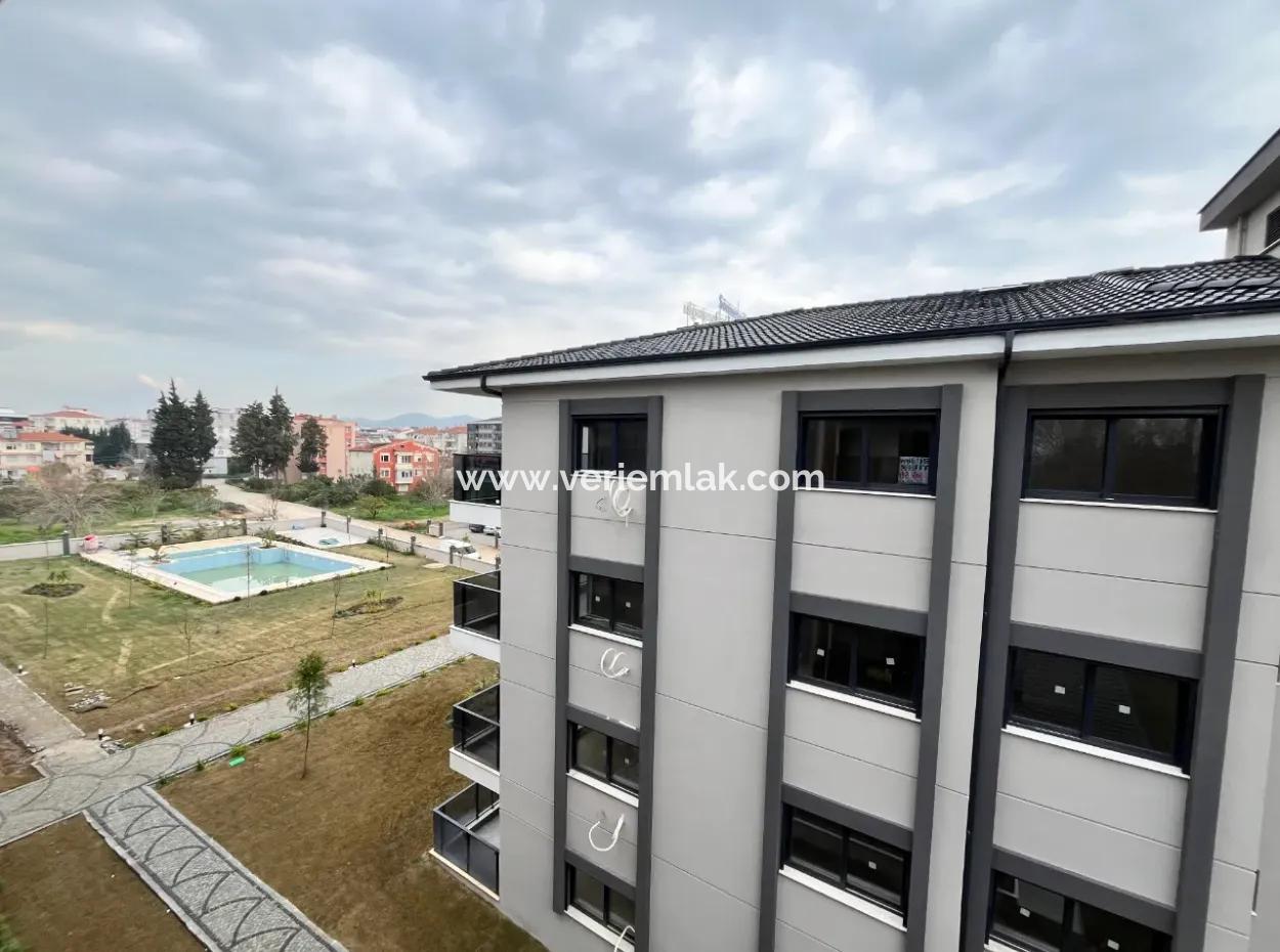 3 1 Geräumige Wohnung Im Zwischengeschoss In Seferihisar Camikebir Mit Garten, Pool Und Sicherheit!