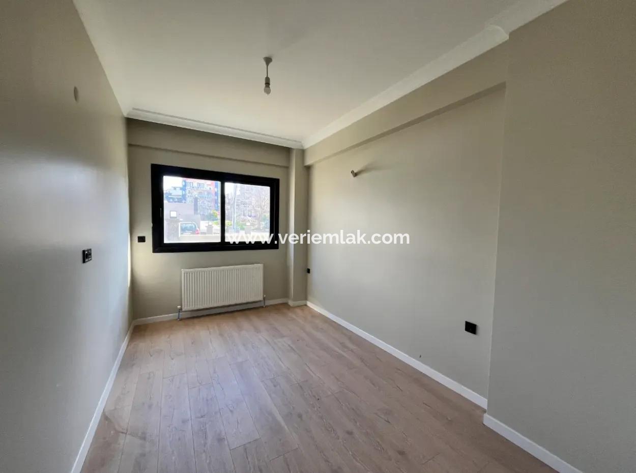 2 1 Brandneue Wohnung Mit Separater Küche In Einem Komplex Mit Garten, Pool Und Sicherheit Im Viertel Seferihisar Camikebir