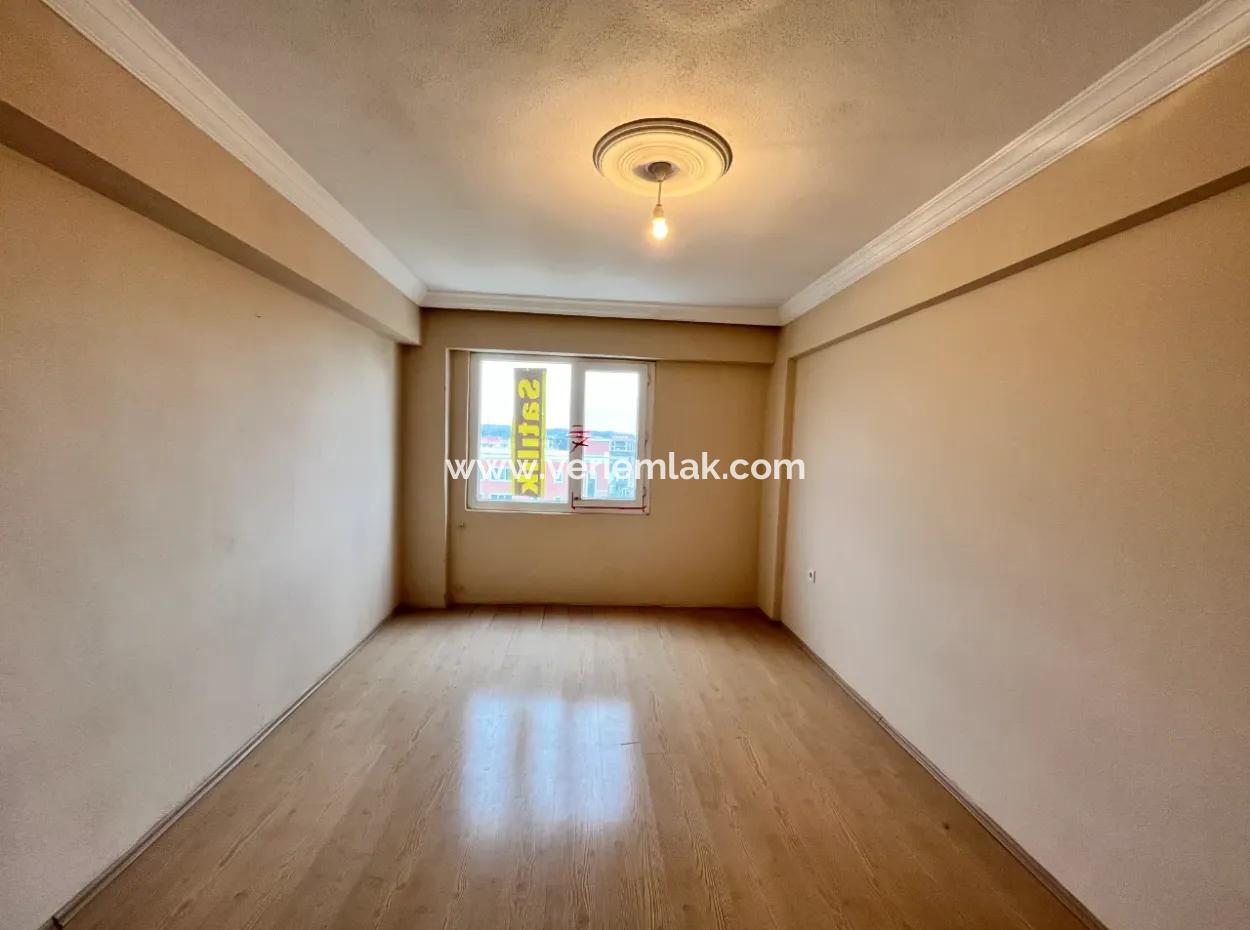 Geräumige 2 1 Wohnung Zum Verkauf In Einem Jungen Gebäude An Der Seferihisar Hospital Road