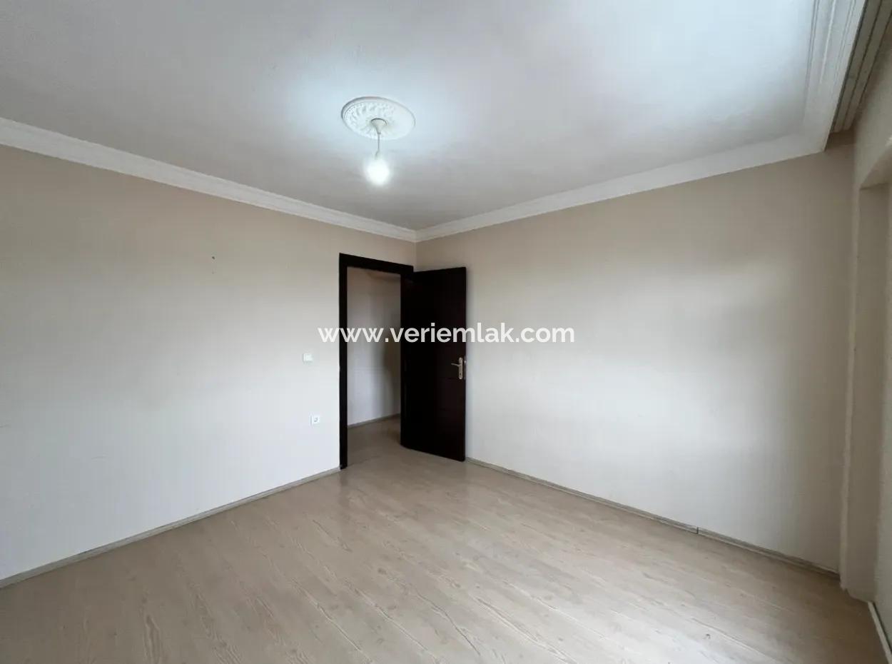 Geräumige 2 1 Wohnung Zum Verkauf In Einem Jungen Gebäude An Der Seferihisar Hospital Road