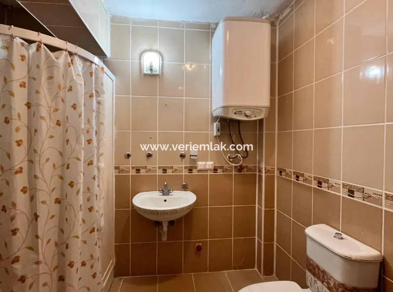 Geräumige 2 1 Wohnung Zum Verkauf In Einem Jungen Gebäude An Der Seferihisar Hospital Road