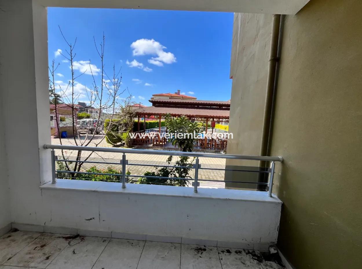 3 1 Wohnung Zu Verkaufen Im Bezirk Seferihisar Camikebir, Bezirk Gözsüzler, In Einem Komplex Mit Pool