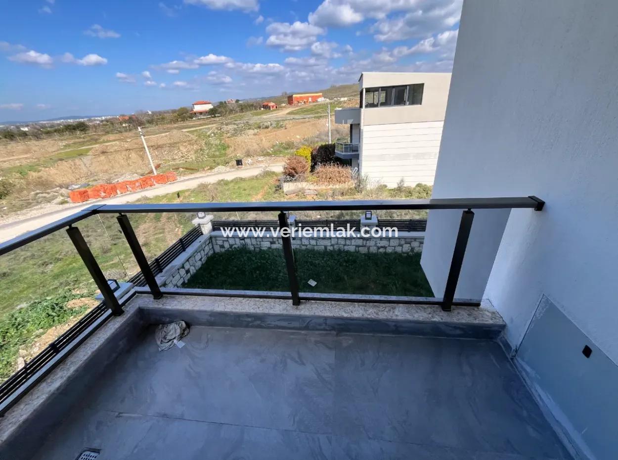 4 Schlafzimmer 1 Wohnzimmer Brandneue Villa Zum Verkauf Mit Grossem Garten In Seferhisar Akarca