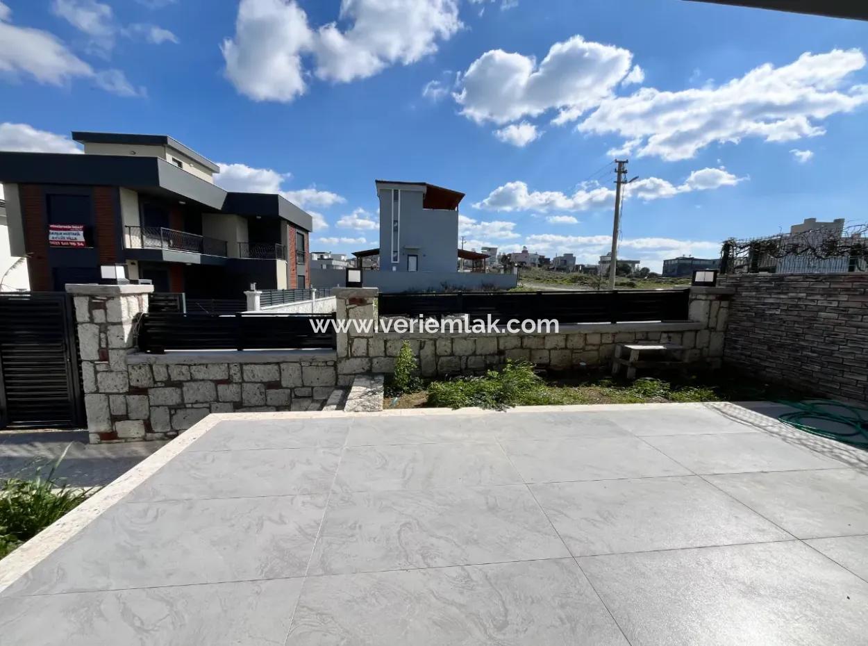 4 Schlafzimmer 1 Wohnzimmer Brandneue Villa Zum Verkauf Mit Grossem Garten In Seferhisar Akarca