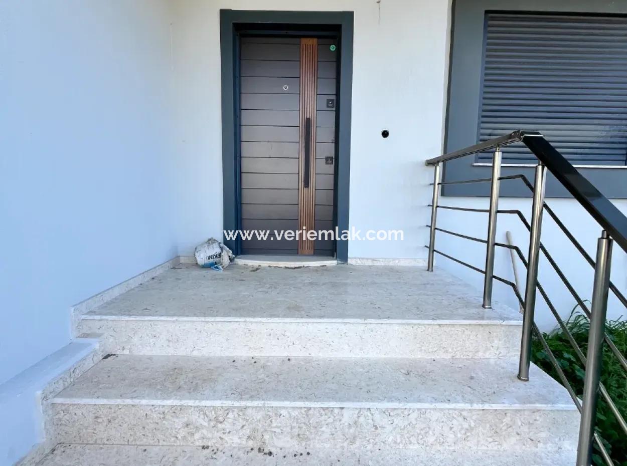 4 Schlafzimmer 1 Wohnzimmer Brandneue Villa Zum Verkauf Mit Grossem Garten In Seferhisar Akarca