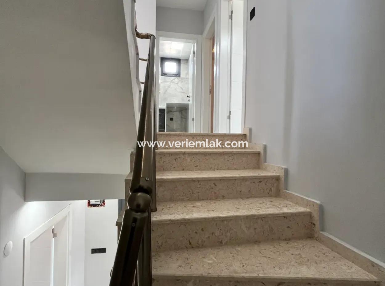 4 Schlafzimmer 1 Wohnzimmer Brandneue Villa Zum Verkauf Mit Grossem Garten In Seferhisar Akarca