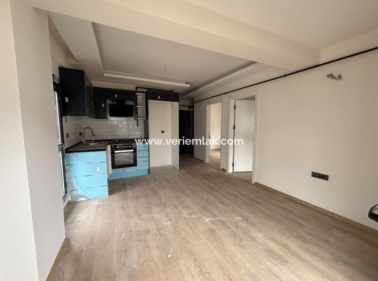 2 1 Wohnung Mit Grossem Balkon Zum Verkauf In Der Nähe Der Hauptstrasse In Seferihisar Camikebir Nachbarschaft