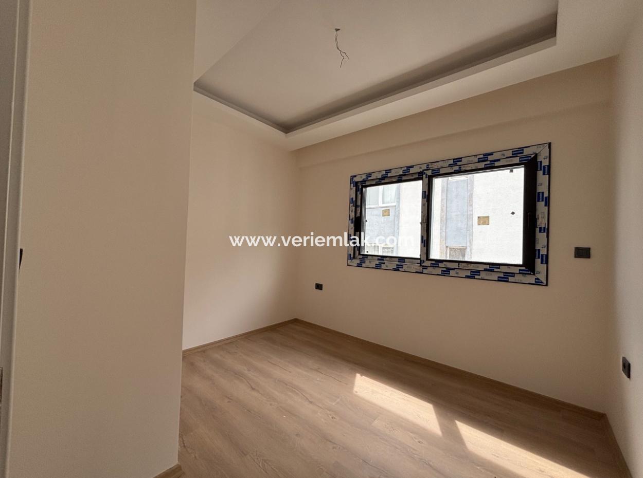 2 1 Wohnung Mit Grossem Balkon Zum Verkauf In Der Nähe Der Hauptstrasse In Seferihisar Camikebir Nachbarschaft