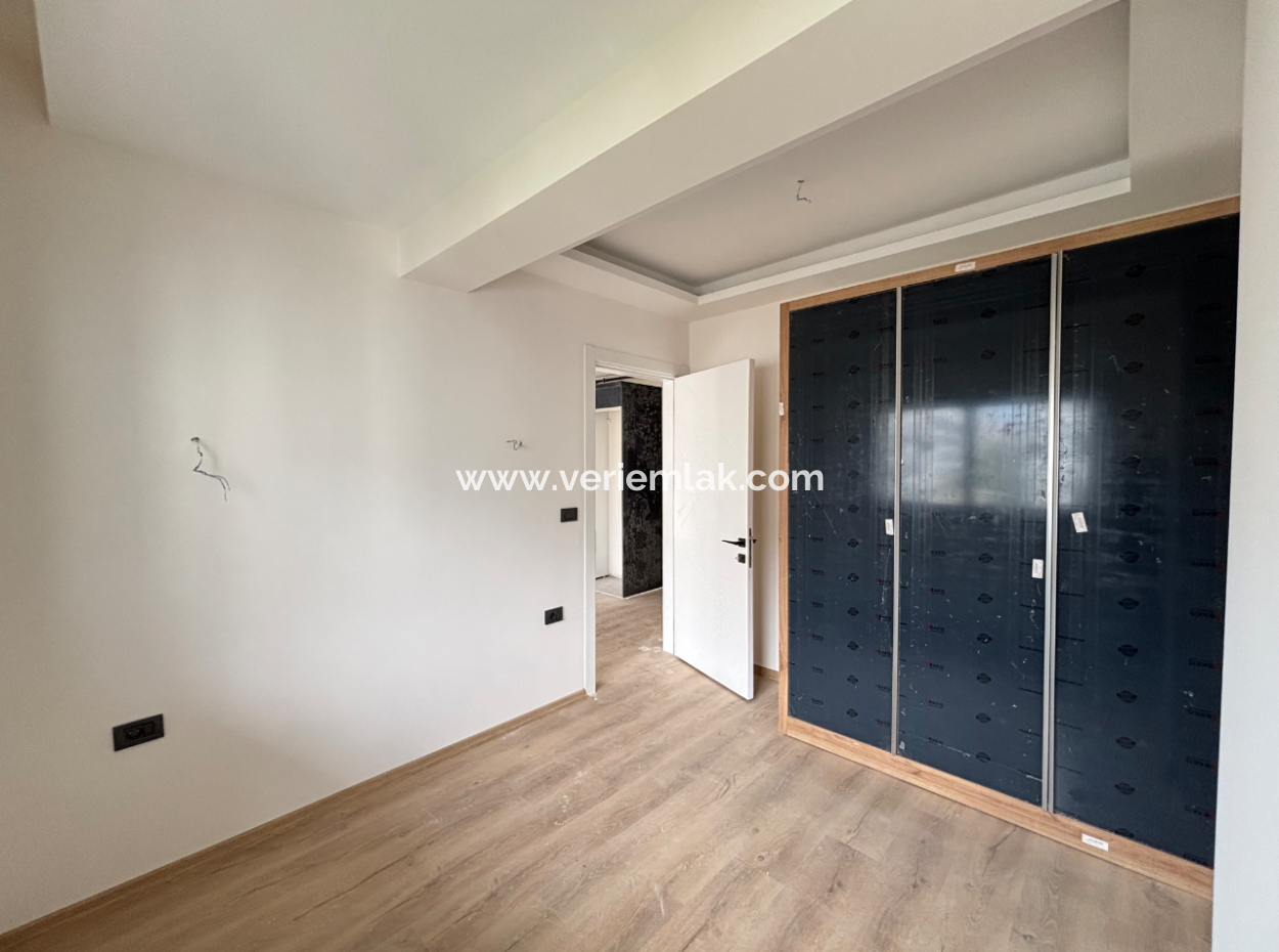 2 1 Wohnung Mit Grossem Balkon Zum Verkauf In Der Nähe Der Hauptstrasse In Seferihisar Camikebir Nachbarschaft