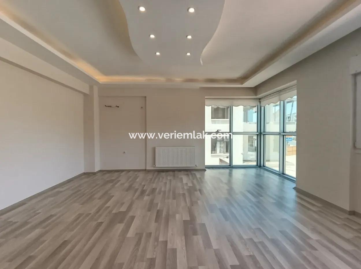 Geräumige Wohnung An Der Hauptstraße Von Seferihisar Izmir, Speziell Für Eltern Geplant, Kostenlos