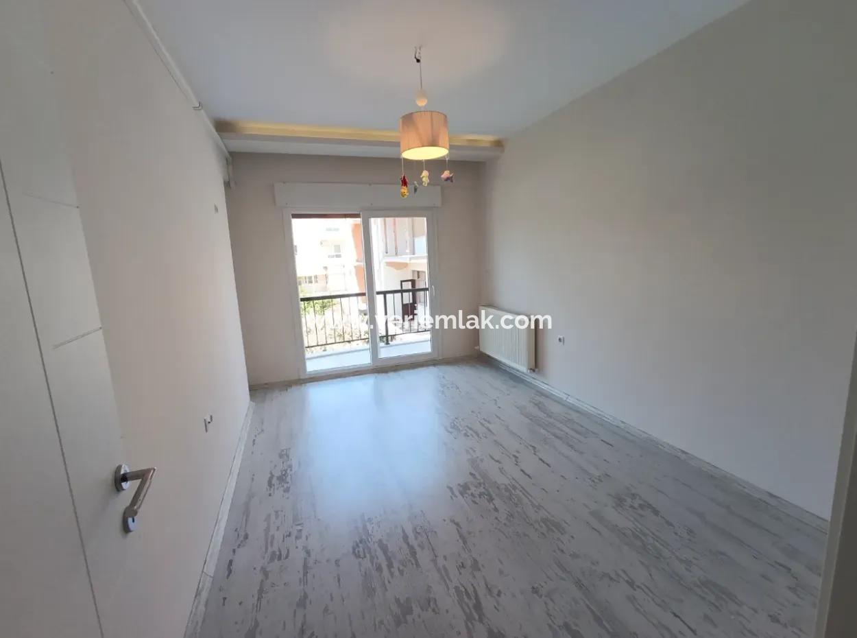 Geräumige Wohnung An Der Hauptstraße Von Seferihisar Izmir, Speziell Für Eltern Geplant, Kostenlos