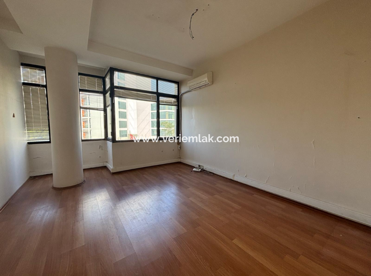 In Der Nähe Von Alsancak Swiss Hotel 3 1 170M2 3Rd Floor Geschäft Zu Vermieten / Büro