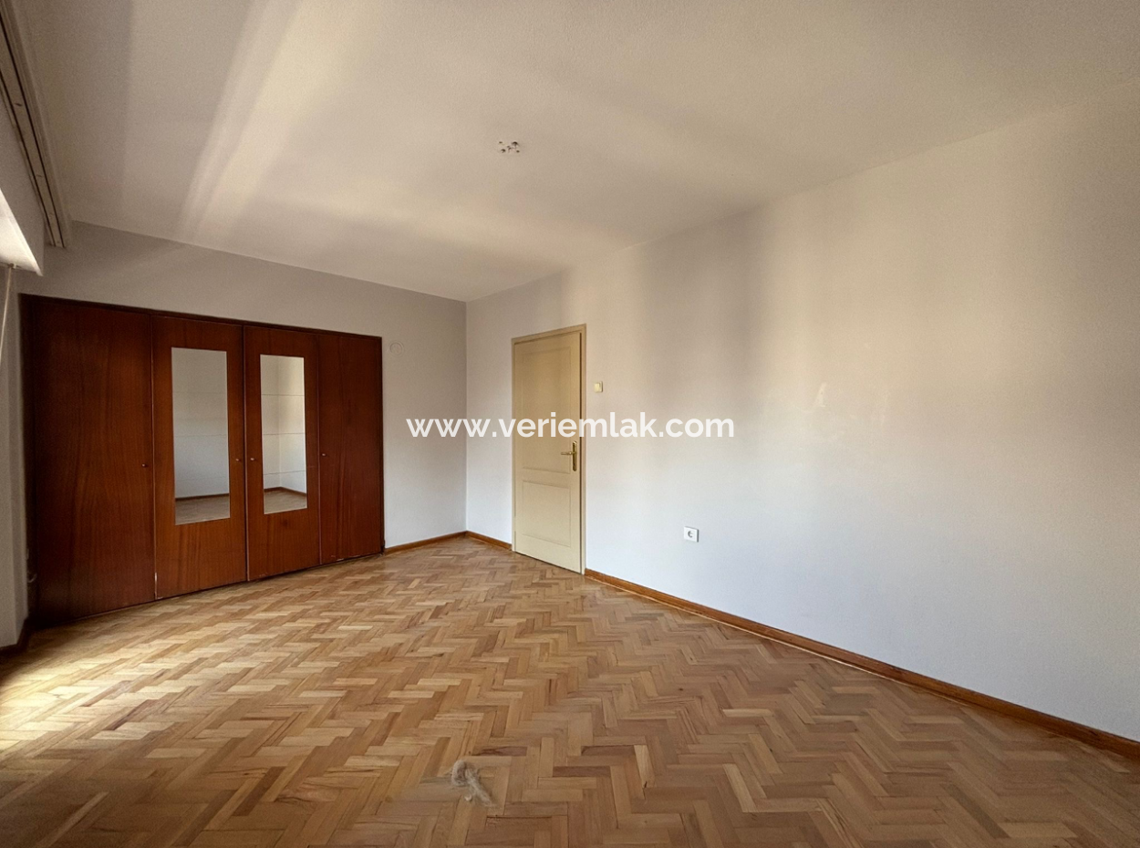 Alsancak Talatpaşa Boulevard 3 1 130M2 Geschäft Zu Vermieten / Praxis