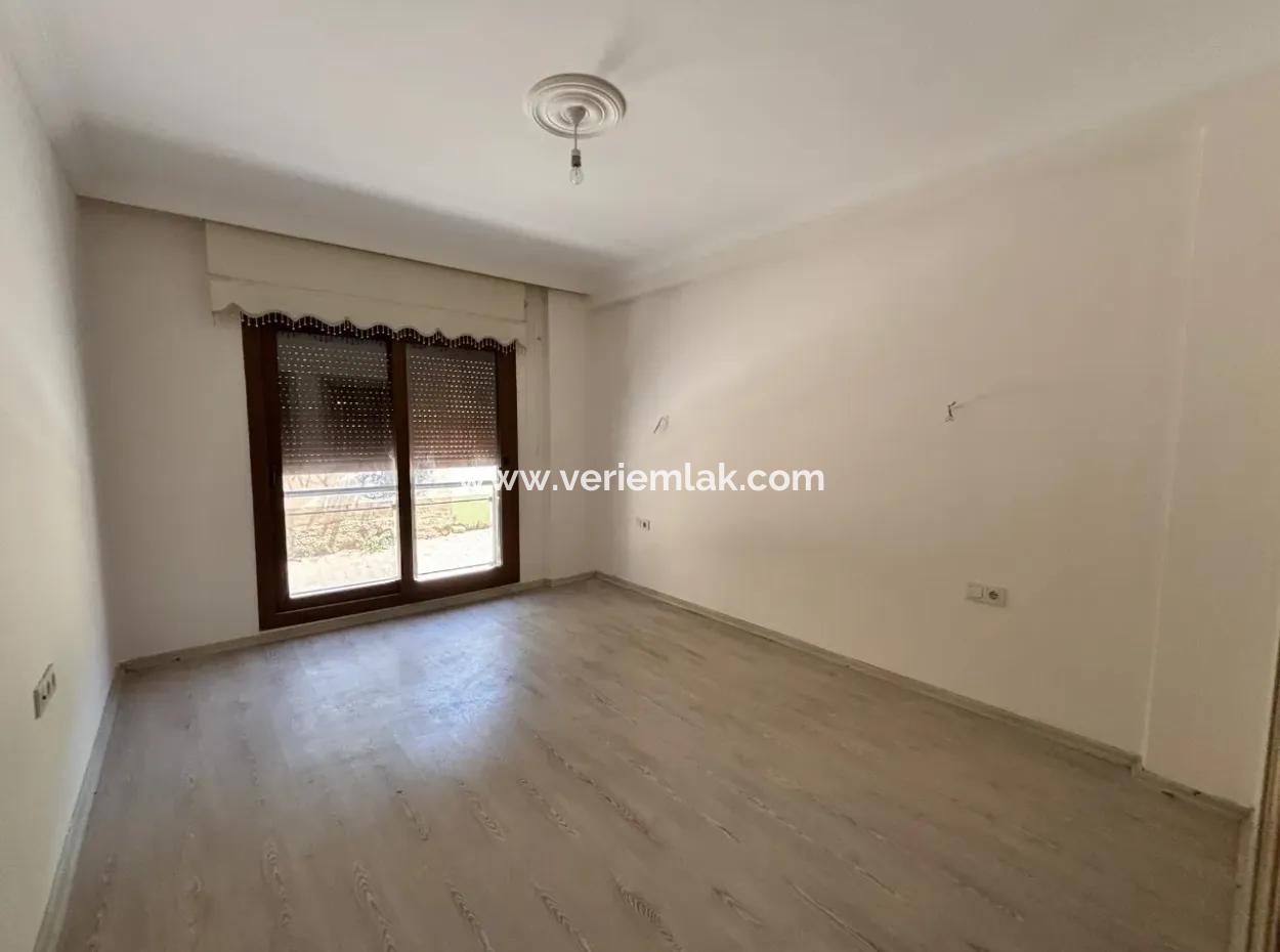 Hoher Eingang In Seferihisar Çolakibrahim Bey Nachbarschaft 3 1 Geräumige Wohnung Zum Verkauf