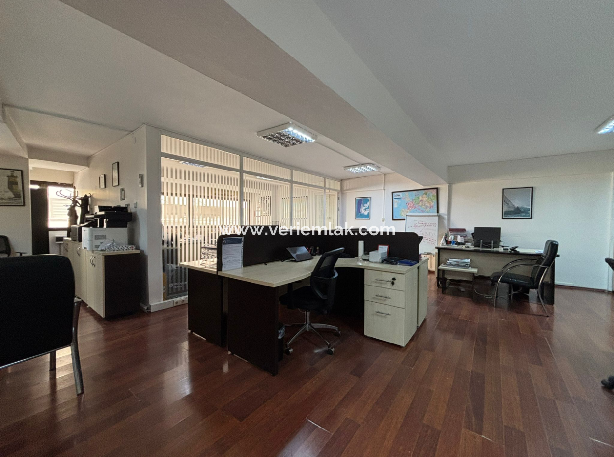 In Der Nähe Von Alsancak Zypern Märtyrer 1. Stock 1 1 110M2 Arbeitsplatz / Büro Zu Vermieten Mit Wc!