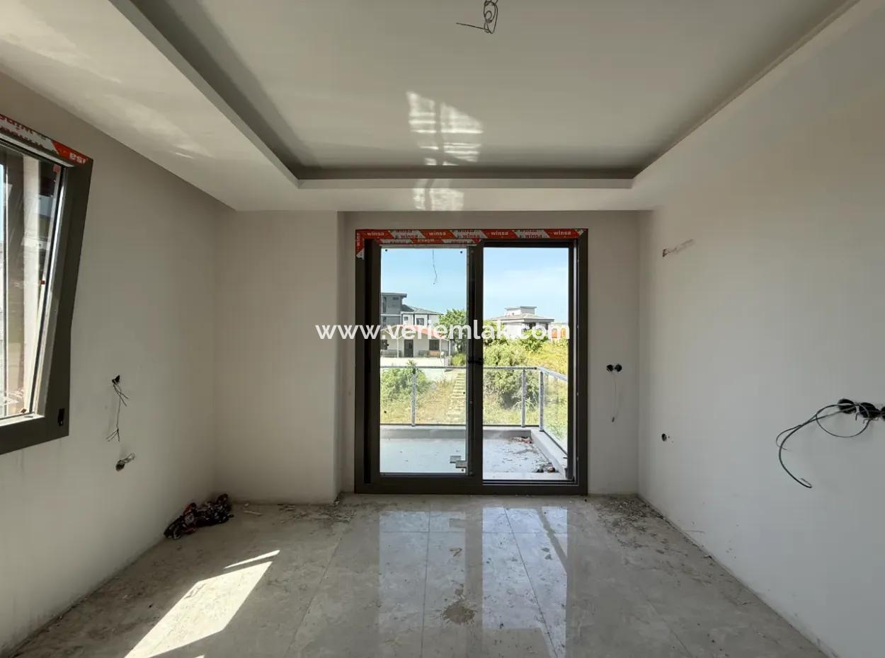 Geräumige Und Moderne 1 1 Wohnung In Camiikebir, Seferihisar