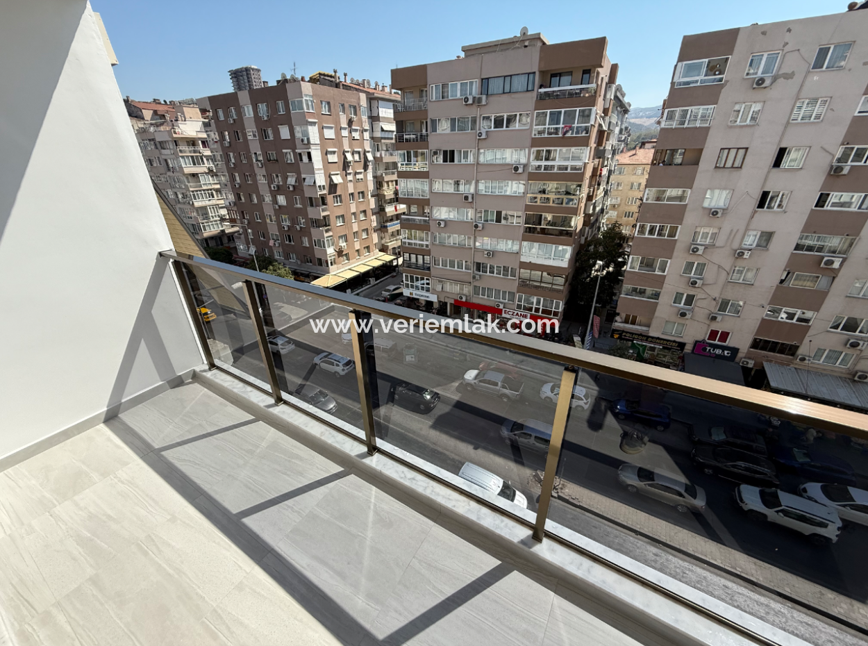 In Der Nähe Des Stadions Göztepe An Der Strasse Mit Komplettsanierung Und Liftparkplatz