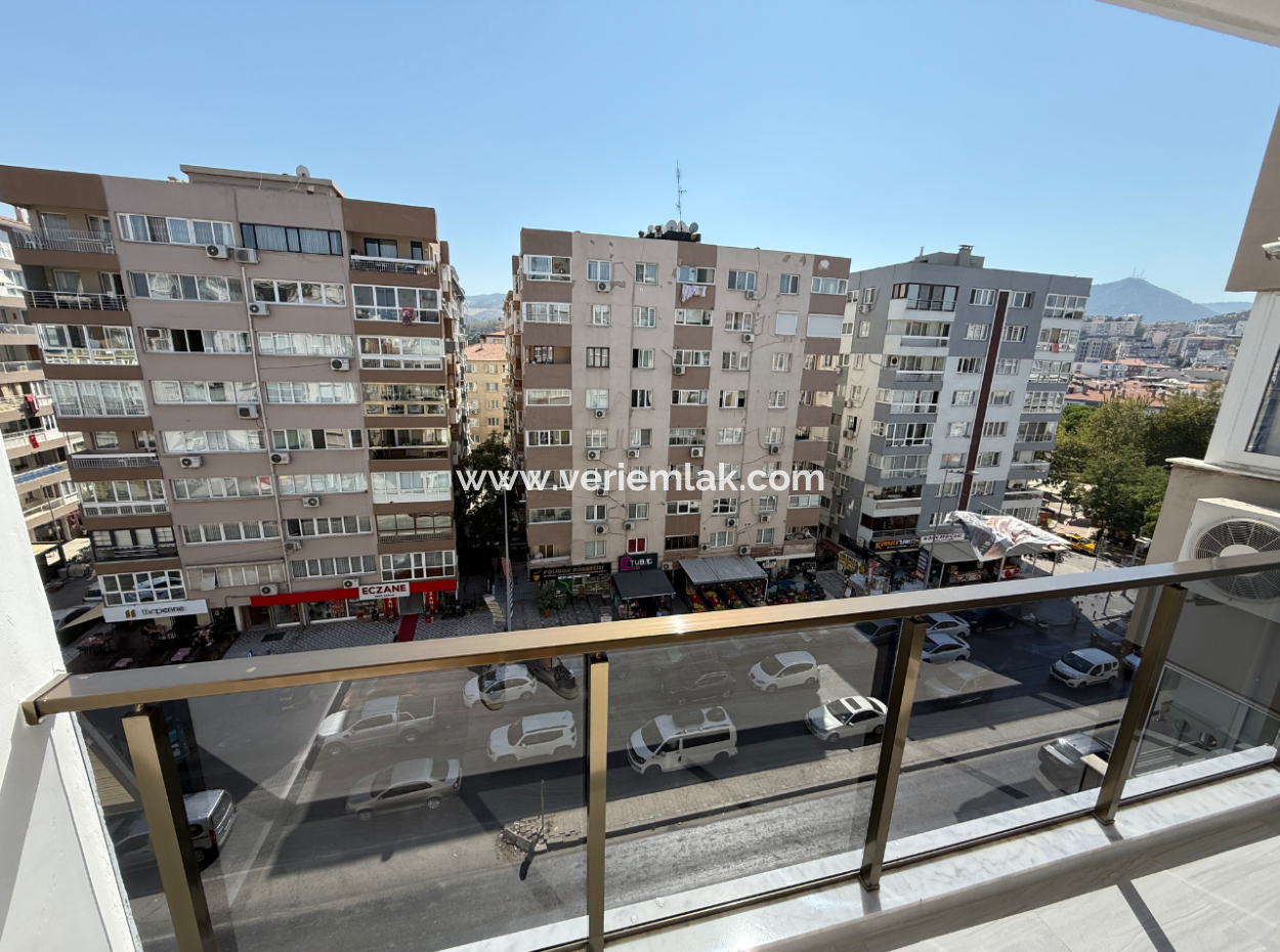 In Der Nähe Des Stadions Göztepe An Der Strasse Mit Komplettsanierung Und Liftparkplatz