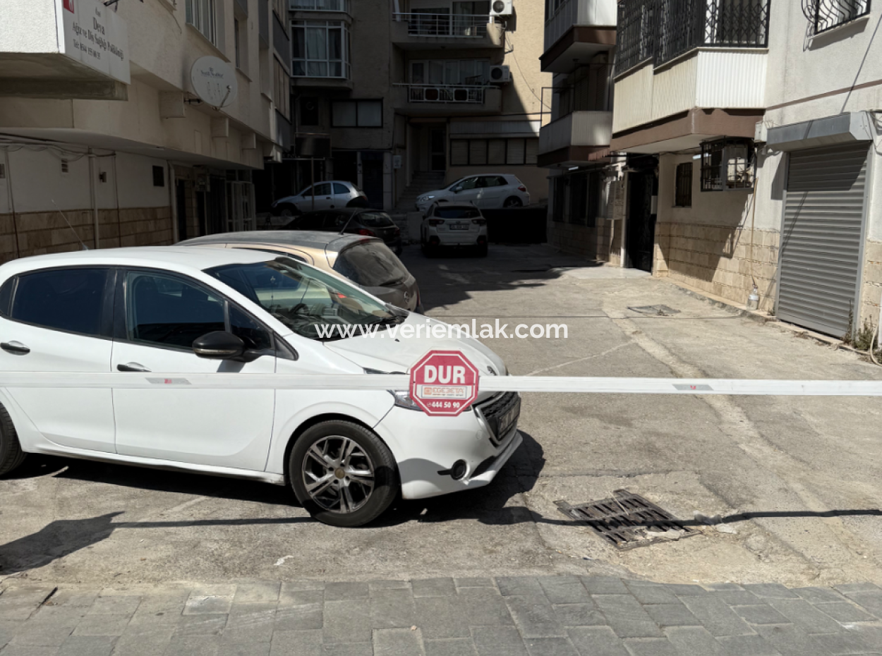In Der Nähe Des Stadions Göztepe An Der Strasse Mit Komplettsanierung Und Liftparkplatz