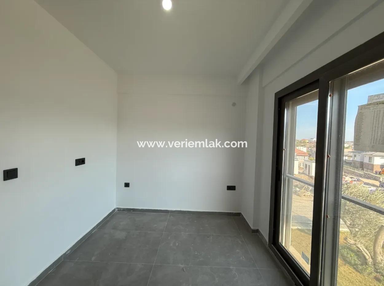 Brandneu 1 1 Wohnung Zum Verkauf Auf Einem Grundstück Mit Pool In Urla Gülbahçe