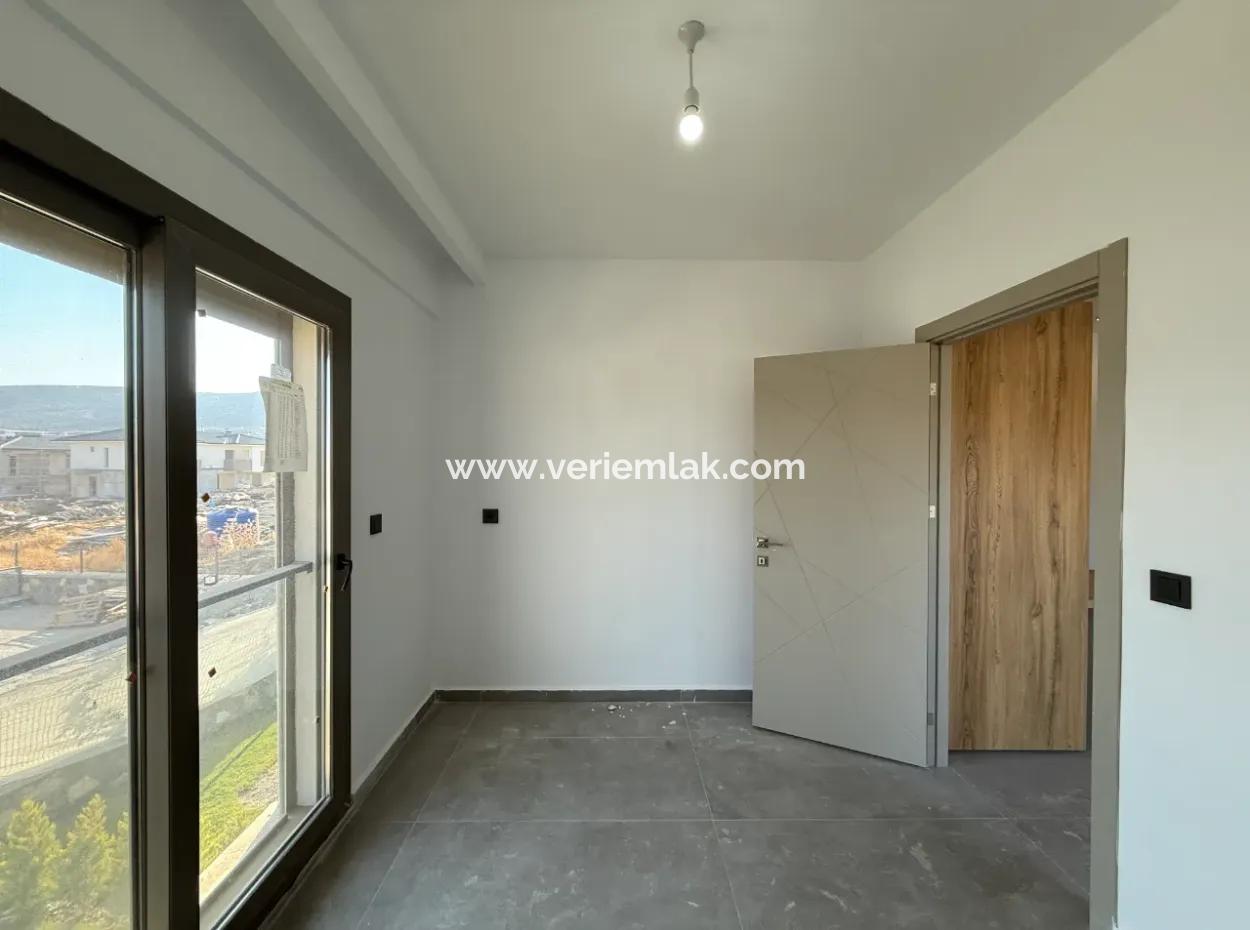 Brandneu 1 1 Wohnung Zum Verkauf Auf Einem Grundstück Mit Pool In Urla Gülbahçe