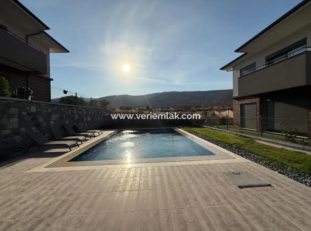 Brandneu 1 1 Wohnung Zum Verkauf Auf Einem Grundstück Mit Pool In Urla Gülbahçe