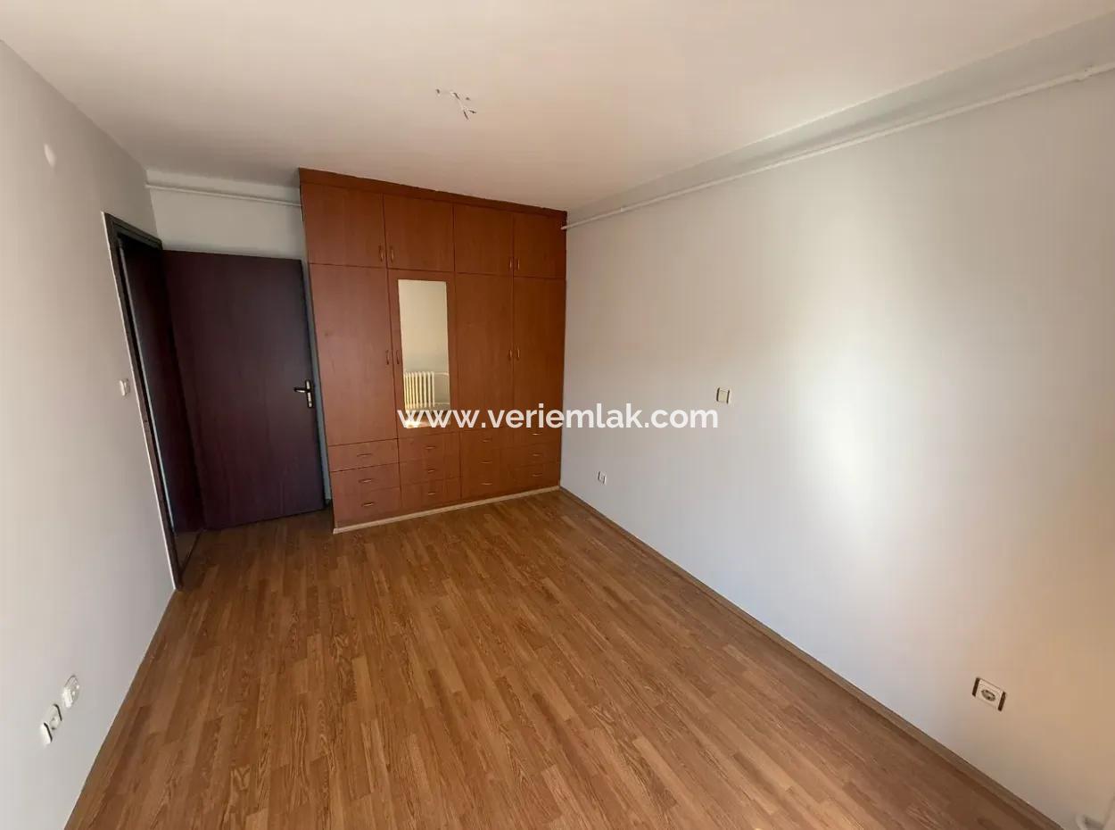 Eine Geräumige Wohnung Von 130 M² Im 7. Stock In Tibaş Site, Einer Der Prestigeträchtigsten Sehenswürdigkeiten Von Izmir, Steht Zur Miete!